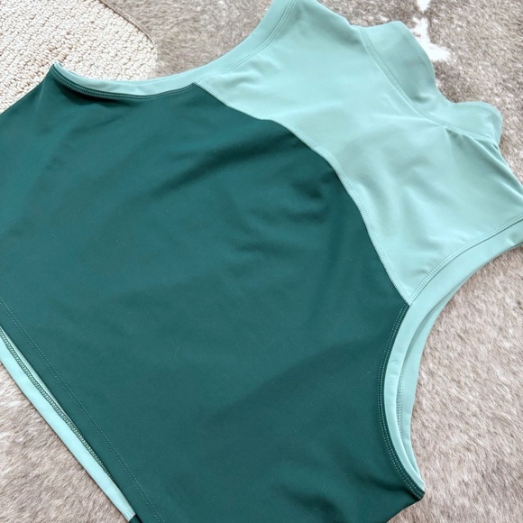 Sleeveless Half Zip Cropped Top - Picture 6 of 10